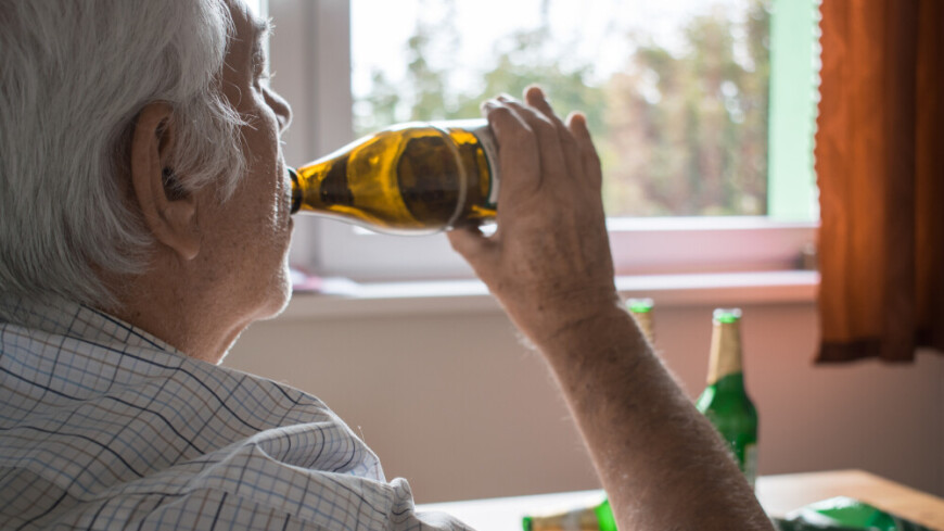 Врач рассказал об опасности употребления алкоголя в пожилом возрасте
