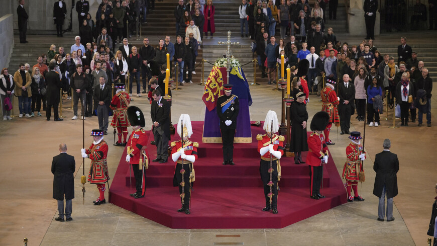 Британские власти порекомендовали больше не вставать в очередь на церемонию прощания с Елизаветой II