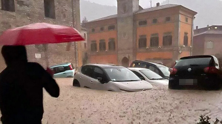 Целые города ушли под воду из-за катастрофического наводнения в Италии