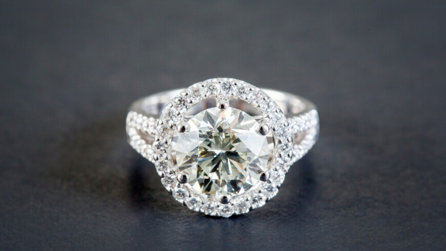 Мужчина нашел в грязи кольцо с бриллиантом и вернул его хозяйке