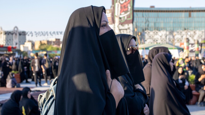 Жечь хиджабы и стричь волосы. Что стоит за протестным движением в Иране?