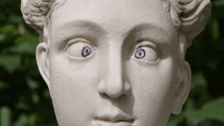 Вандалы нарисовали глаза скульптуре в Летнем саду