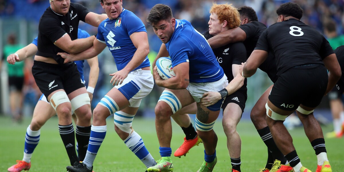 Man playing Rugby