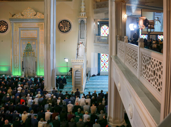 Как в Соборной мечети Москвы встретили Ураза-байрам (ФОТО)