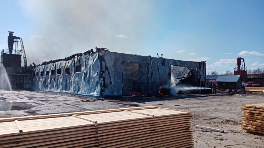 Под Вологдой потушили пожар на цехе деревообработки площадью 1 500 кв.м