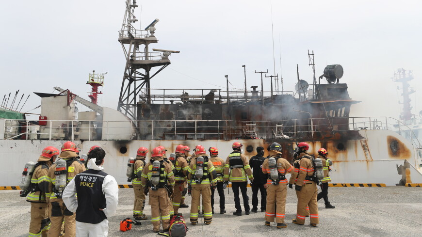 Южнокорейские спасатели нашли на загоревшемся российском судне тела четырех моряков