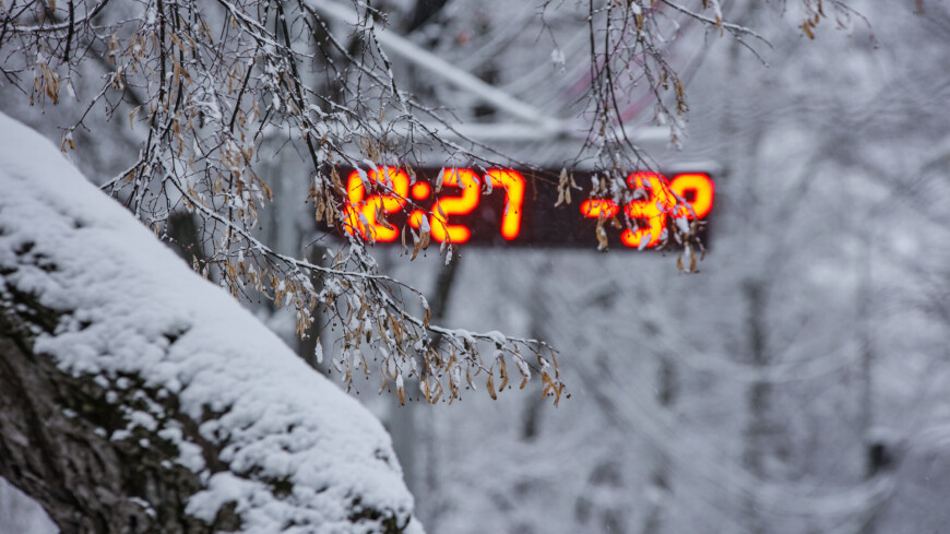 электронные часы, уличные часы, уличный термометр, -3, ветки дерева, ветки в снегу, снег на дереве, деревья зимой, зима в Москве, снег в Москве, Московская зима, снежный покров