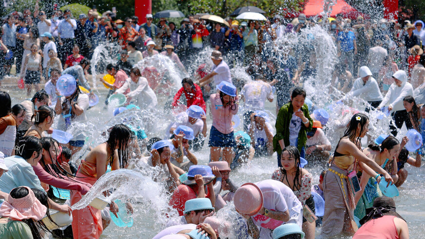 Премьер Таиланда принял участие в самой интенсивной водной баталии в Бангкоке