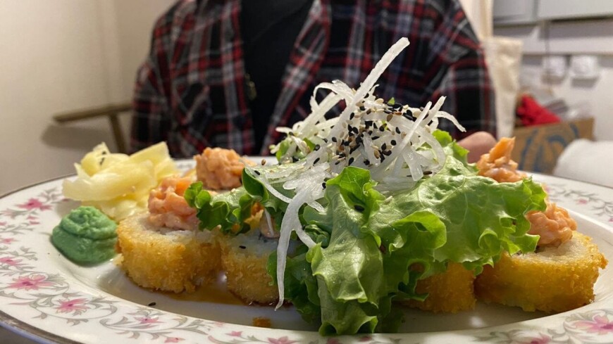Мясные суши и роллы из салата «Сельдь под шубой»: как готовят японские блюда в Казахстане?