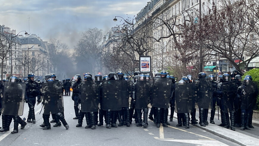 Более тысячи полицейских и пожарных были ранены в ходе протестов во Франции
