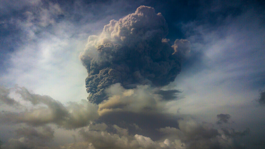 Вулкан Эбеко выбросил пепел на высоту 4,5 километра