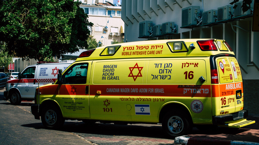 Автомобиль въехал в толпу людей возле набережной в Тель-Авиве