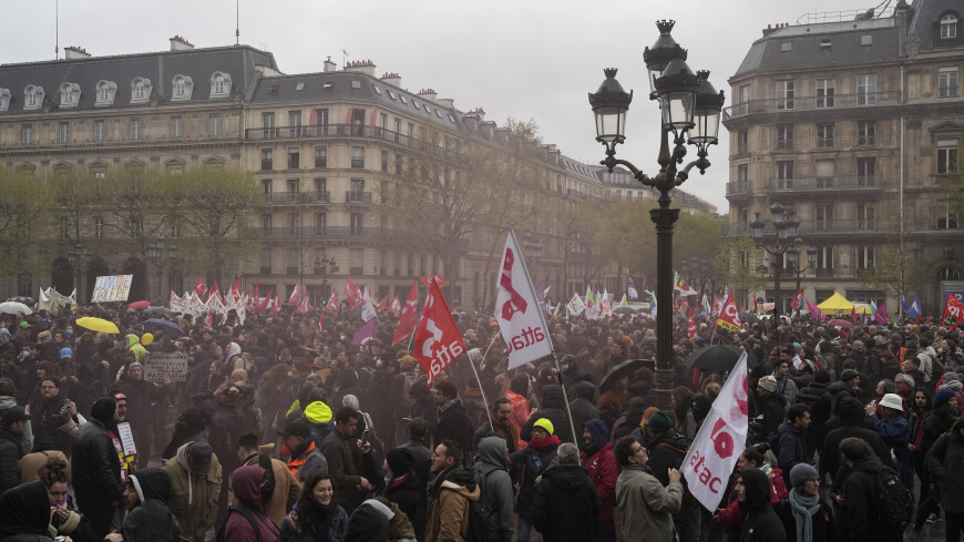 «Париж, поднимайся!»: площадь у мэрии заполонили недовольные пенсионной реформой