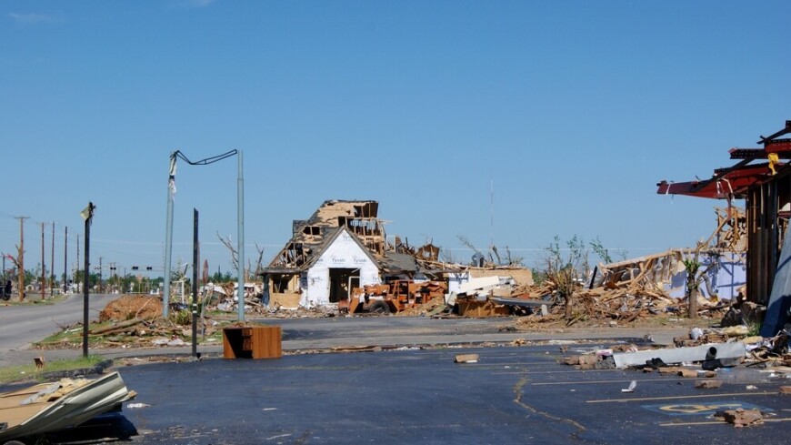 По американским штатам прошли сразу несколько торнадо: десятки погибших и разрушенные дома