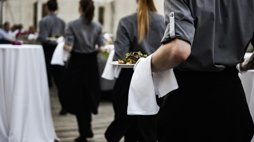 Зарплатные ожидания российских официантов и курьеров за год выросли на треть