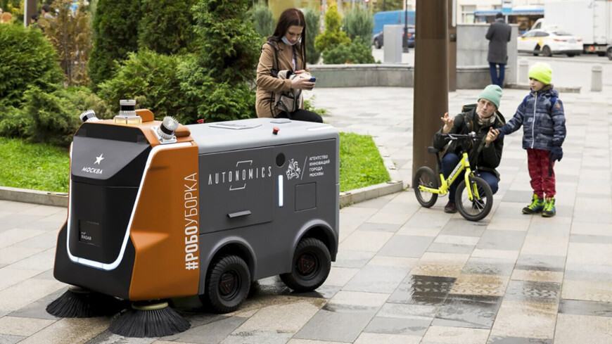 Робот «Пиксель» вышел на улицы Москвы провести влажную уборку и подмести тротуары