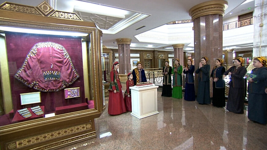 Семья президента Туркменистана передала в дар государственному музею уникальный экспонат