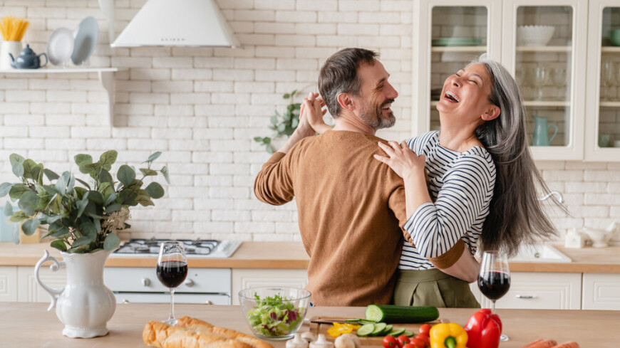 Что делает муж, если жена не умеет готовить?
