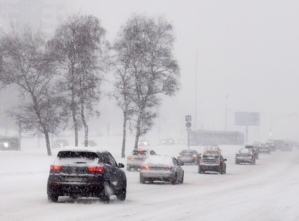Шесть легковых машин и две фуры столкнулись из-за снегопада в Подмосковье