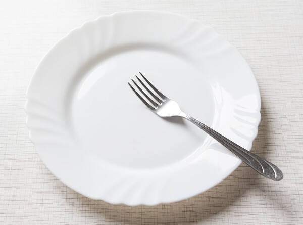 О последствиях привычки доедать пищу предупредил психолог