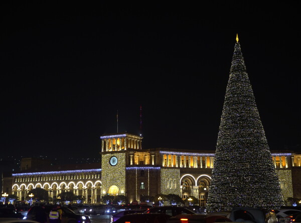Новогодний Ереван: как столицу Армении украсили к празднику? ФОТО