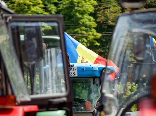Протестующие в Кишиневе фермеры привезли к зданию парламента сено и навоз