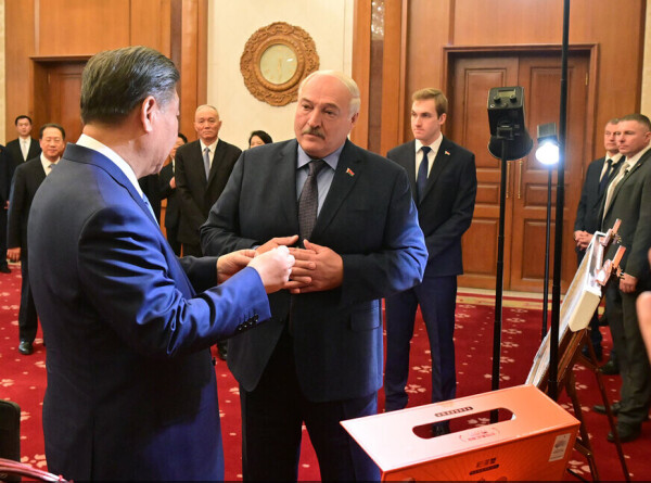 Лукашенко и Си Цзиньпин обменялись подарками