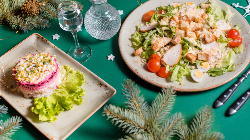 Как сделать новогодние салаты полезными?
