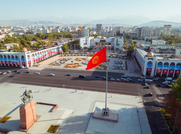 Бишкек освобождают от незаконной рекламы и самостроев