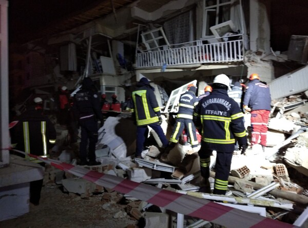 Эрдоган: Спасатели начали устранять последствия разрушительного землетрясения