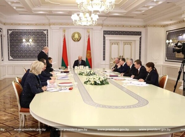 Лукашенко потребовал решить проблему платежей из-за рубежа