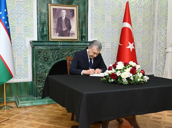 Мирзиеев посетил посольство Турции в Ташкенте и оставил запись в книге соболезнований