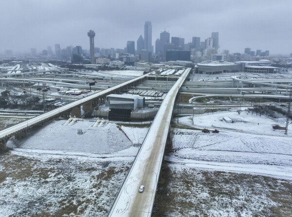 Зимний шторм в Техасе: улицы в ледяной корке, сотни ДТП, повалены ЛЭП и деревья