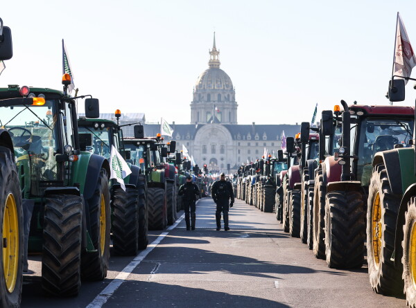 Фермеры въехали в Париж на тракторах, протестуя против запрета пестицидов