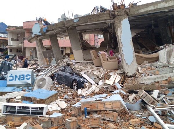 Жертвами землетрясения в Турции стали 912 человек
