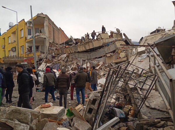 «На всех спасателей не хватит»: живущие в Турции россияне рассказали о последствиях землетрясения
