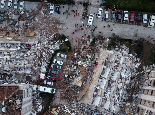 Число жертв землетрясения в Турции увеличилось до 6 957 человек