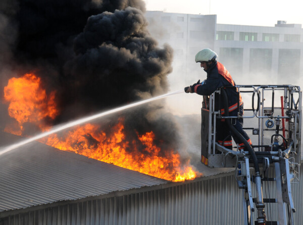 Сотни контейнеров горят и взрываются в турецком порту Искендерун