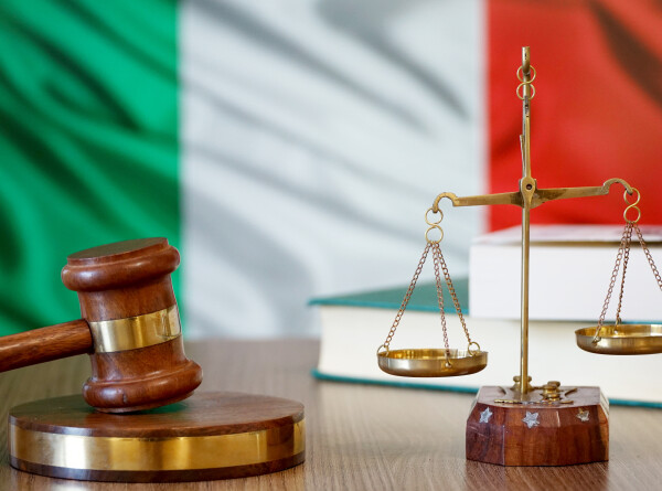 Итальянец засудил променявшую семью на торты и соцсети жену