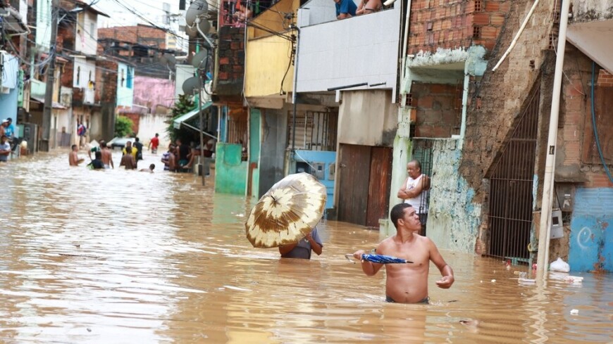 Из-за наводнений в Бразилии отменили карнавал, в ЮАР эвакуировали сотни жителей