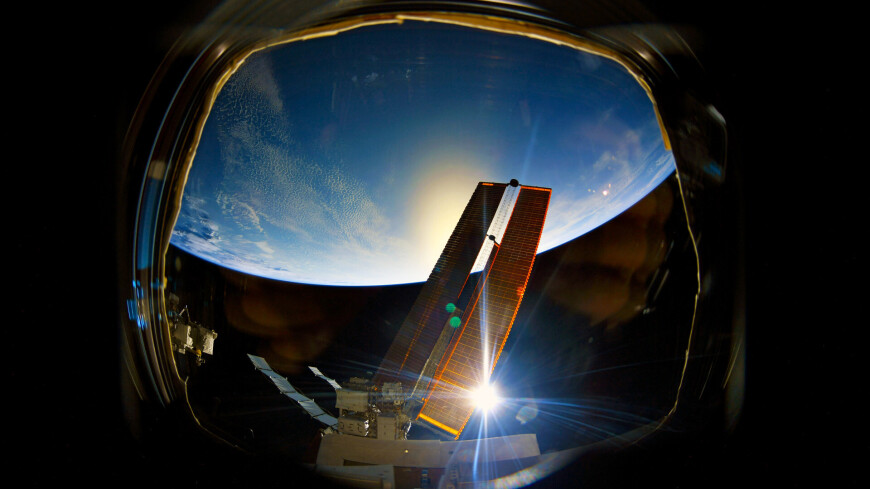 Экспедиция МКС-67, космос, рассвет на МКС, иллюминатор, космическая станция