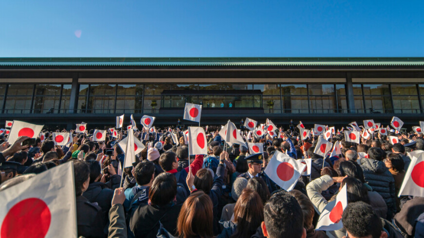 Тысячи японцев пришли к дворцу поздравить императора с днем рождения