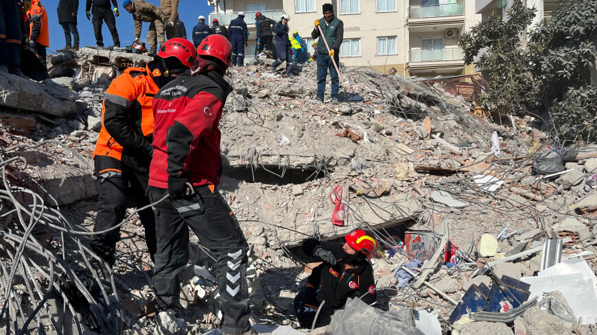 Двух подростков спасли из-под завалов в Турции спустя трое суток после землетрясения