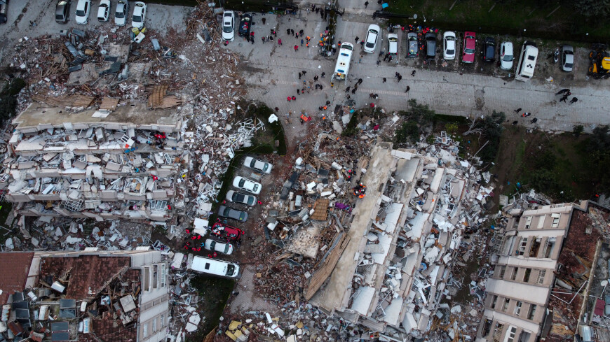 Число жертв землетрясения в Турции увеличилось до 6 957 человек