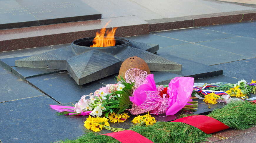 К Вечному огню в Волгограде возложили цветы в память о Сталинградской битве