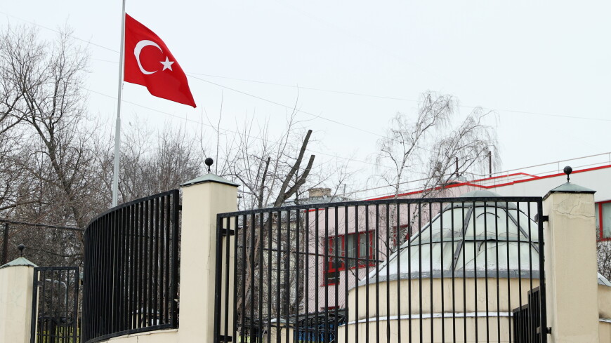Жители Москвы несут цветы к посольству Турции в знак соболезнования