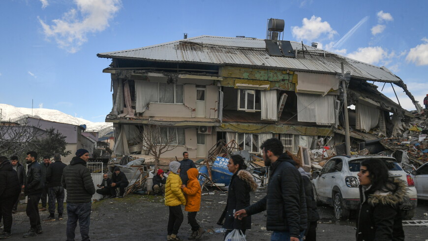 Пострадавшим от землетрясения в Турции семьям выплатят 530 долларов