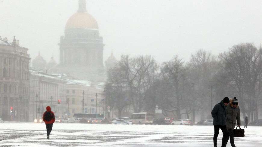 Снегопад накрыл центр Петербурга