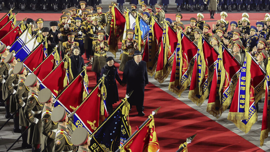 Ким Чен Ын принял ночной парад в честь 75-й годовщины Корейской народной армии