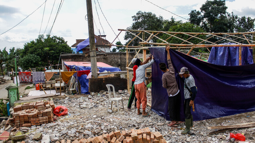 Жертвами мощного землетрясения в Индонезии стали четыре человека